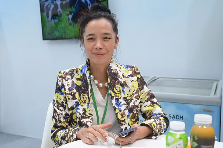Bà Betty Pallard - Phó Chủ tịch Tiểu ban Phát triển Xanh của Eurocham, Việt kiều Thụy Sĩ, sau khi thưởng thức ly sữa chua ăn vị tự nhiên TH true YOGURT chia sẻ: “Tôi đã tiếp xúc với sản phẩm và quan sát doanh nghiệp Việt Nam có tên rất ấn tượng TH - True Happiness từ 10 năm nay. Vì là một chuyên gia về môi trường nên tôi rất quan tâm đến phương thức sản xuất của doanh nghiệp có bền vững hay không? Và khi biết TH thực thi mô hình sản xuất tuần hoàn, ứng dụng kinh tế xanh, giảm phát thải khí nhà kính một cách chuyên nghiệp thì tôi chỉ muốn nói rằng - Chúc mừng TH, các bạn càng ngày càng có những bước đi bài bản, mạnh mẽ và tự tin! Cảm nhận của tôi là TH càng ngày càng làm tốt hơn mọi việc.” Bà Betty Pallard - Phó Chủ tịch Tiểu ban Phát triển Xanh của Eurocham, Việt kiều Thụy Sĩ, sau khi thưởng thức ly sữa chua ăn vị tự nhiên TH true YOGURT chia sẻ: “Tôi đã tiếp xúc với sản phẩm và quan sát doanh nghiệp Việt Nam có tên rất ấn tượng TH - True Happiness từ 10 năm nay. Vì là một chuyên gia về môi trường nên tôi rất quan tâm đến phương thức sản xuất của doanh nghiệp có bền vững hay không? Và khi biết TH thực thi mô hình sản xuất tuần hoàn, ứng dụng kinh tế xanh, giảm phát thải khí nhà kính một cách chuyên nghiệp thì tôi chỉ muốn nói rằng - Chúc mừng TH, các bạn càng ngày càng có những bước đi bài bản, mạnh mẽ và tự tin! Cảm nhận của tôi là TH càng ngày càng làm tốt hơn mọi việc.”
