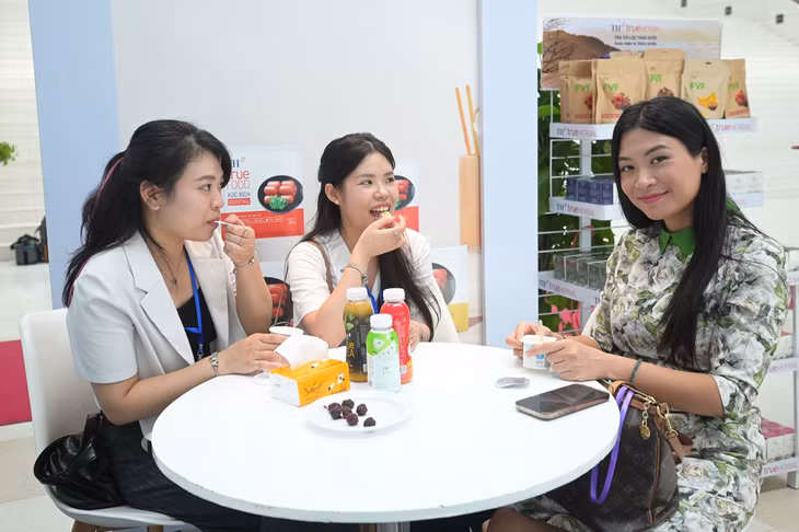 Các đại biểu, Việt kiều ấn tượng với hương vị thơm ngon của các sản phẩm TH true MILK và có chung nhận định đây là các sản phẩm phù hợp với khẩu vị của khách hàng quốc tế, sánh ngang với sản phẩm của nước ngoài. Các đại biểu, Việt kiều ấn tượng với hương vị thơm ngon của các sản phẩm TH true MILK và có chung nhận định đây là các sản phẩm phù hợp với khẩu vị của khách hàng quốc tế, sánh ngang với sản phẩm của nước ngoài.