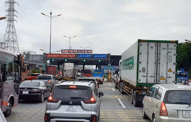 Ô tô ùn ứ qua trạm thu phí xa lộ Hà Nội theo hướng TP.HCM đi Đồng Nai vào dịp nghỉ lễ 30/4 vừa qua
