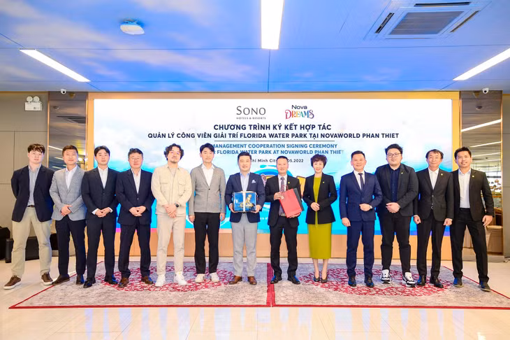 Đại diện Daemyung Sono Hotels &amp; Resorts và đại diện NovaDreams tiến hành nghi thức ký kết