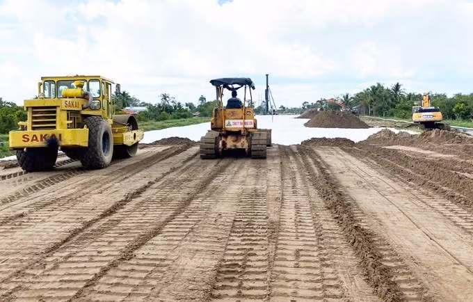 Thi công đắp cát gia tải trên cao tốc Mỹ Thuận - Cần Thơ