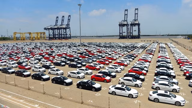 Lượng ô tô nhập khẩu nguyên chiếc vào Việt Nam trong tháng 11 đạt kỷ lục gần 23.000 chiếc.