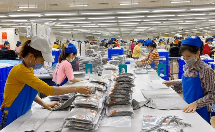 Công nhân may trong giờ làm việc