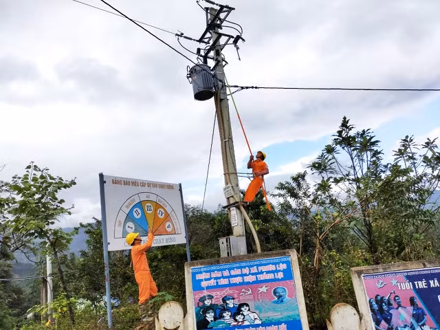 Đóng điện cho bà con ở xã Phước Lộc, huyện Phước Sơn sau 1 tháng bị cô lập, không có điện