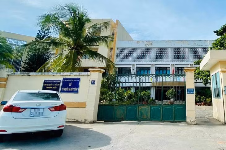 Cơ quan Cảnh sát điều tra yêu cầu Sở Tài nguyên và Môi trường tỉnh Bình Thuận cung cấp hồ sơ liên quan quá trình tiếp nhận, tham mưu UBND Tỉnh ra quyết định giao hơn 5.000 m2 đất "vàng" ở trung tâm TP. Phan Thiết