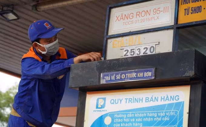 Giá xăng tăng lần thứ 4 liên tiếp