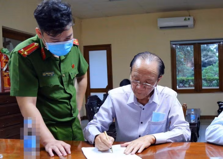 Bị can Nguyễn Văn Minh (phải) khi bị bắt. Ảnh: Bộ Công an Bị can Nguyễn Văn Minh (phải) khi bị bắt. Ảnh: Bộ Công an