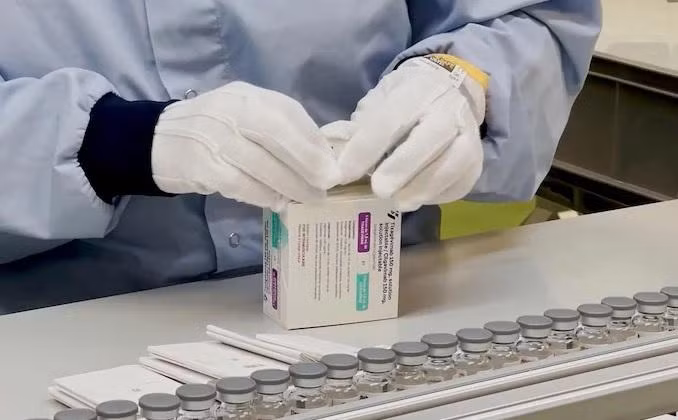 Một công nhân đóng gói thuốc Evusheld. Ảnh: AstraZeneca