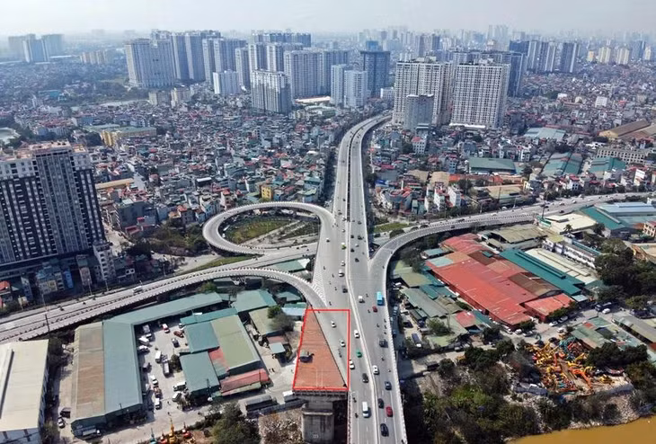 Hai nhịp cầu được tháo dỡ từ đêm 26/3 (khoanh đỏ).