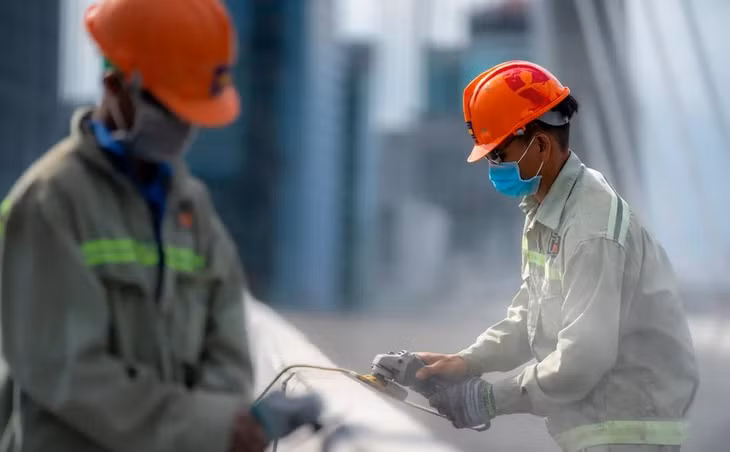 Anh Phùng Đức Quang (33 tuổi, công nhân) cho biết đã làm việc tại công trình gần 3 năm. "Trong 2 năm dịch bệnh kéo dài nhưng tôi vẫn được làm việc và có tiền trang trải cuộc sống. Trước đó công trình bị gián đoạn không ít lần vì chưa có mặt bằng thi công, nhưng khó khăn cũng được giải quyết nhanh nên công trường thi công trở lại và hoàn thành như bây giờ", nam công nhân nói khi đang mài nhẵn dải phân cách của cầu.