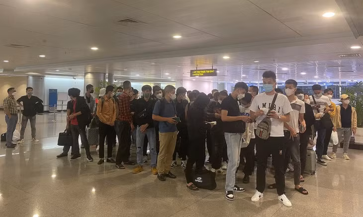 60 công dân Việt Nam từ Philippines về đến sân bay Tân Sơn Nhất 60 công dân Việt Nam từ Philippines về đến sân bay Tân Sơn Nhất