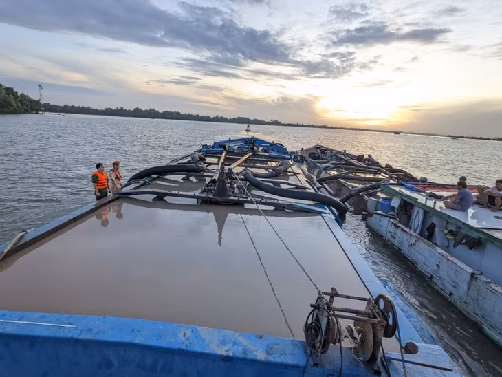 Lực lượng chức năng kiểm tra phát hiện 7 tàu khai thác cát trái phép
