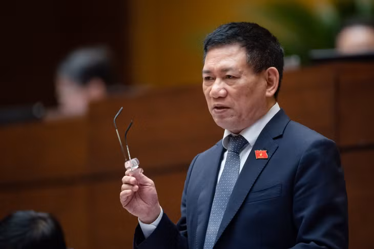 Bộ trưởng Bộ Tài chính Hồ Đức Phớc báo cáo giải trình, làm rõ một số vấn đề các đại biểu Quốc hội quan tâm