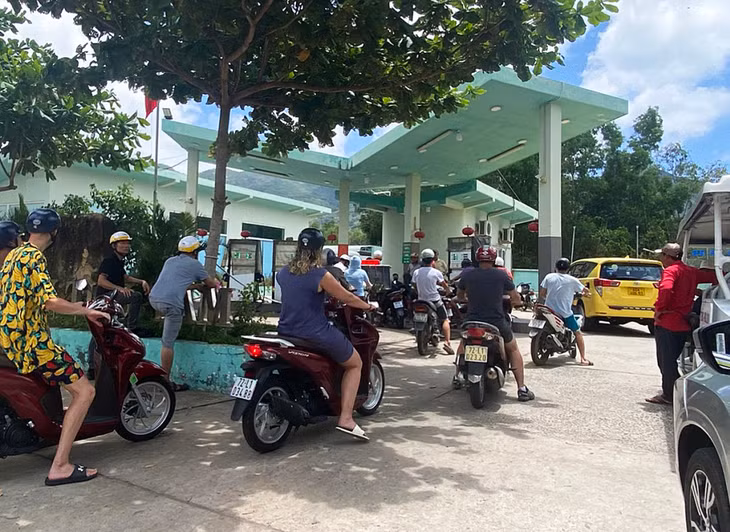Người dân chờ đổ xăng ở cửa hàng xăng dầu Thu Tâm