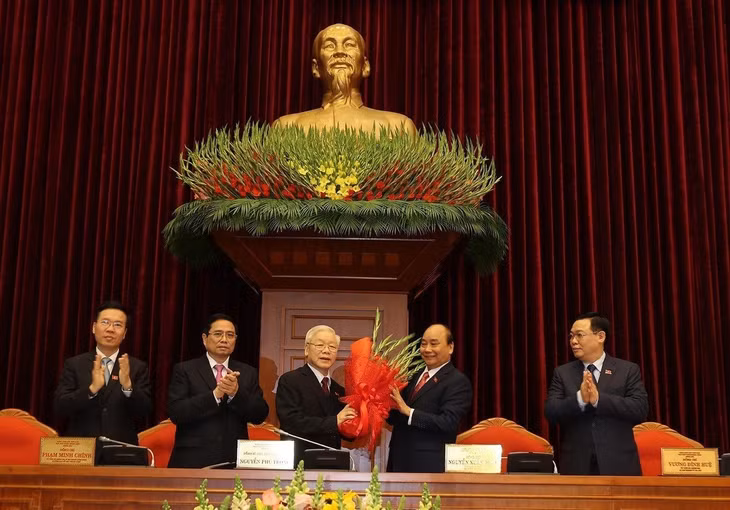 Thay mặt Bộ Chính trị, đồng chí Nguyễn Xuân Phúc, Thủ tướng Chính phủ tặng hoa chúc mừng đồng chí Nguyễn Phú Trọng được tín nhiệm bầu làm Tổng Bí thư Ban Chấp hành Trung ương Đảng Cộng sản Việt Nam khóa XIII. Ảnh: Trí Dũng