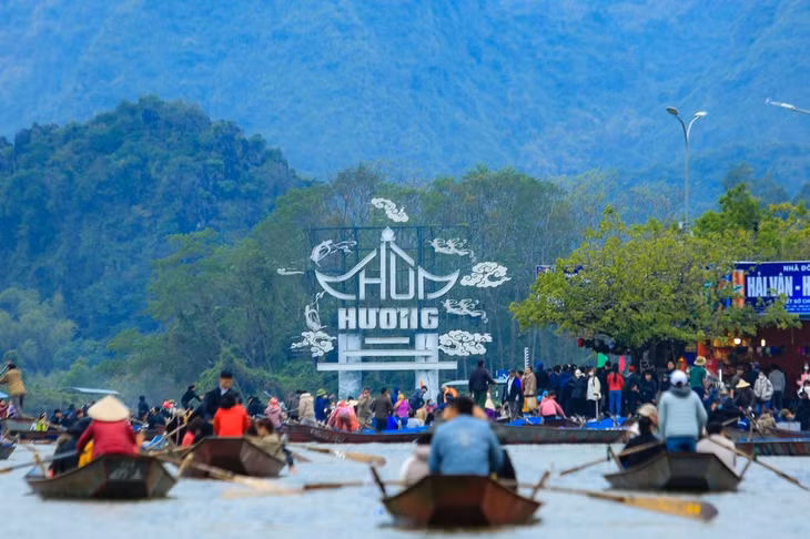 Hàng vạn du khách đổ về Chùa Hương trong ngày những đầu mở hội