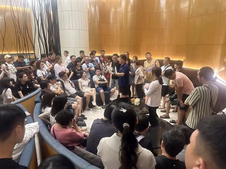 Hướng dẫn viên Việt Nam thông báo nhóm khách phải đóng thêm tiền