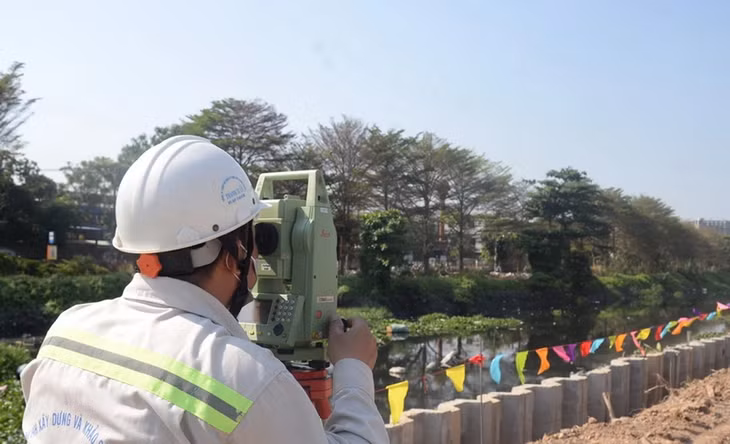 Các kỹ sư, công nhân làm việc tại Dự án kênh Tham Lương - Bến Cát - rạch Nước Lên