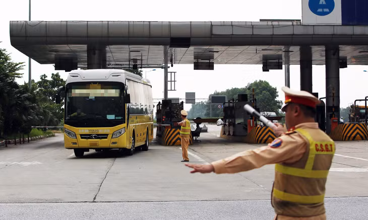 Các ô tô kinh doanh vận tải hành khách đều được lực lượng CSGT kiểm tra Các ô tô kinh doanh vận tải hành khách đều được lực lượng CSGT kiểm tra