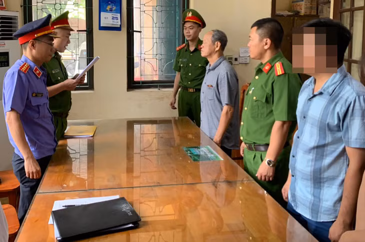 Cơ quan điều tra tống đạt quyết định khởi tố với ông Luật Cơ quan điều tra tống đạt quyết định khởi tố với ông Luật