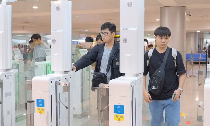 Khách qua các cổng Autogate ở sân bay Tân Sơn Nhất