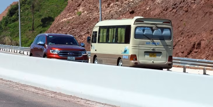 Xe ô tô cá nhân, xe khách, xe tải… đi lại tấp nập với tốc độ cao, nhiều đoạn lưu thông trên cùng một phần đường mất an toàn giao thông.