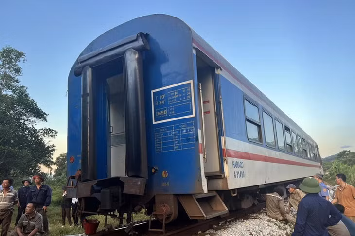 Tàu SE2 bị trật bánh khỏi đường ray tại huyện Phú Lộc, tỉnh Thừa Thiên Huế. Ảnh minh họa