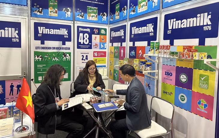 Từ đầu năm đến nay, Vinamilk liên tiếp tham gia các hội chợ quốc tế lớn tại Dubai, Nhật Bản, Hàn Quốc, Đài Loan, Thái Lan, Nam Mỹ… Từ đầu năm đến nay, Vinamilk liên tiếp tham gia các hội chợ quốc tế lớn tại Dubai, Nhật Bản, Hàn Quốc, Đài Loan, Thái Lan, Nam Mỹ…