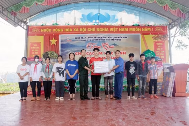 Tặng quà cho các em học sinh Trường THCS Dân tộc bán trú Nậm Ty