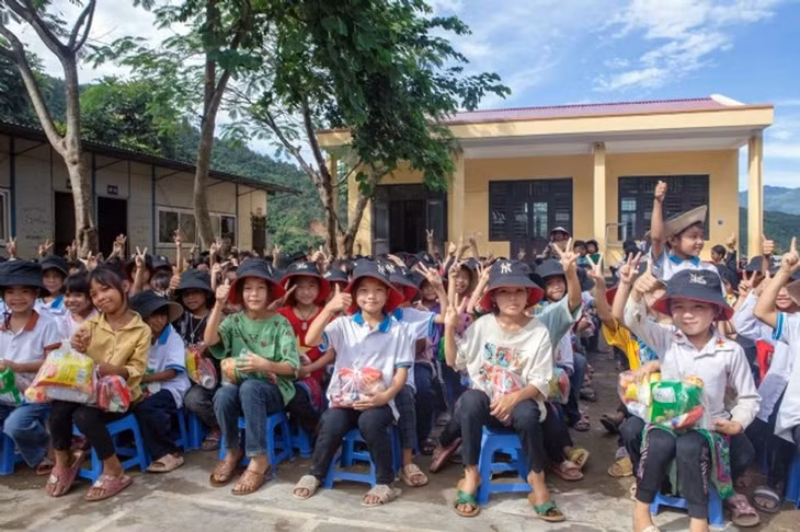 Niềm vui, sự hân hoan khi nhận được quà