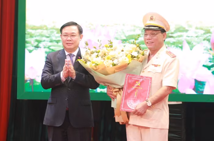 Đồng chí Vương Đình Huệ trao Quyết định chỉ định tham gia Ban chấp hành, Ban Thường vụ, giữ chức danh Bí thư Đảng ủy Công an thành phố Hà Nội đối với Thiếu tướng Nguyễn Hải Trung