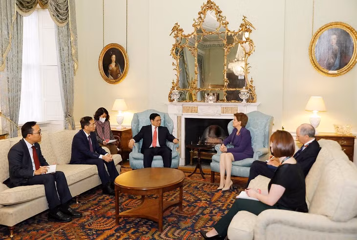 Thủ hiến Nicola Sturgeon ủng hộ đề xuất của Thủ tướng và cho biết Scotland có nhiều lợi thế, kinh nghiệm phát triển điện gió gần bờ và đang gia tăng điện gió ngoài khơi, sẵn sàng chia sẻ và hợp tác với Việt Nam trong lĩnh vực này. Ảnh: VGP