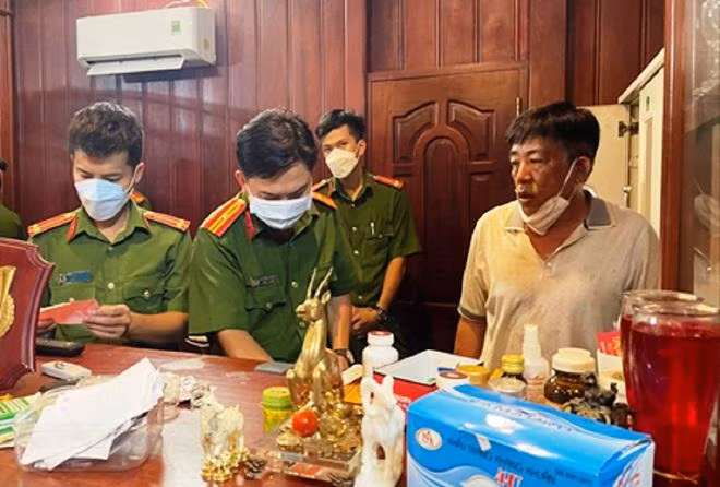 Lực lượng công an khám xét nơi ở của bị can Nguyễn Văn Võ