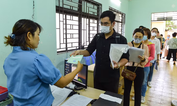 Người dân làm thủ tục hỗ trợ thất nghiệp tại Trung tâm Dịch vụ việc làm TP.HCM