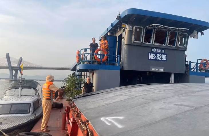 Lực lượng cảnh sát giao thông TP Hải Phòng xuống tàu, thuyền nhắc nhở bà con tránh trú bão số 3 an toàn