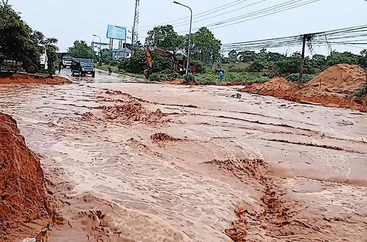 Lũ cát đỏ tràn xuống đường nối Phan Thiết - Mũi Né