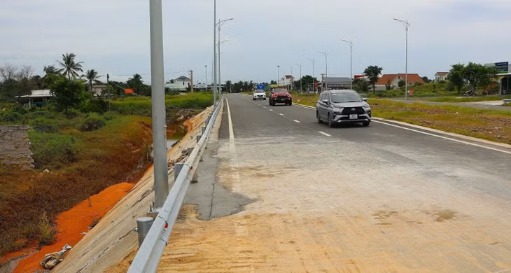 Xe du lịch di chuyển trên đường 719B vừa sửa chữa từ hướng Quốc lộ 1 đi biển Tiến Thành