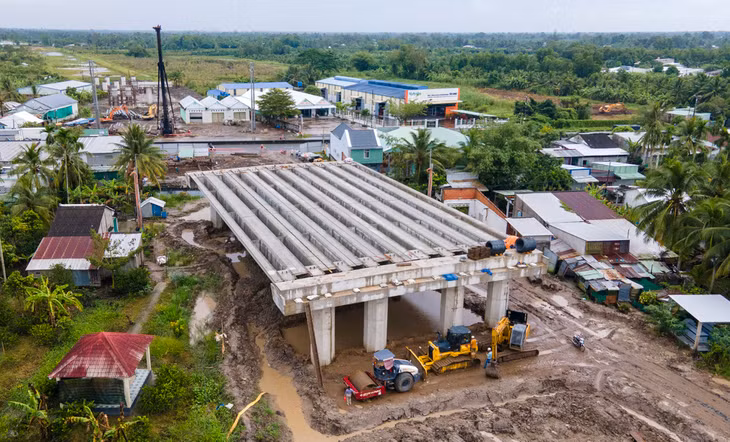 Thi công cầu cạn trên cao tốc Cần Thơ - Cà Mau