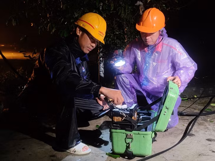 Kỹ thuật viên một nhà mạng đang khắc phục sự cố