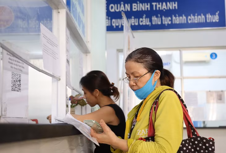 Người dân nộp hồ sơ thuế tại Chi cục Thuế quận Bình Thạnh