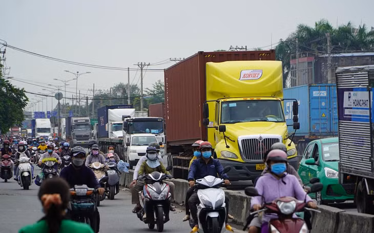 Xe container chạy trên đường Nguyễn Thị Định dẫn vào cảng Cát Lái