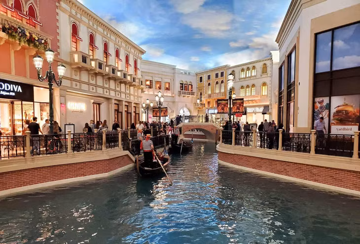 Những dòng kênh đào bao quanh các cửa hàng là điểm nhấn thu hút du khách của Grand Canal Shoppes. Ảnh Hotels.com