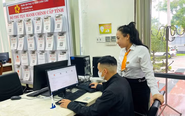 Nhân viên Bưu điện Quảng Nam hướng dẫn người dân thực hiện thủ tục hành chính qua dịch vụ công trực tuyến