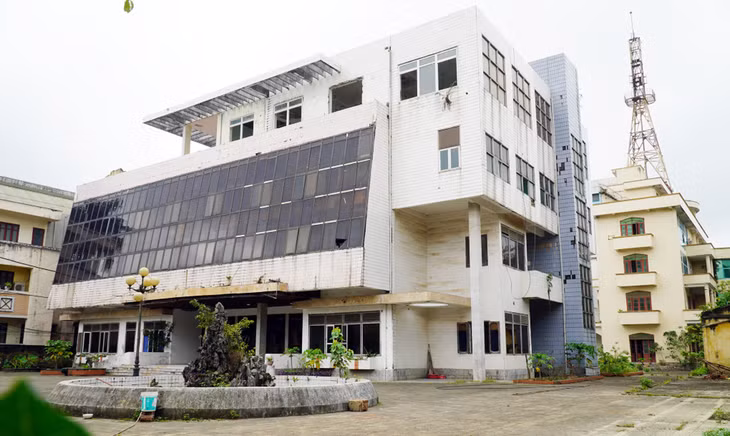 Trụ sở Đài Phát thanh Truyền hình tỉnh Thanh Hóa nằm ở khu đất vàng hai mặt tiền ở đại lộ Lê Lợi song bỏ hoang 5 năm nay
