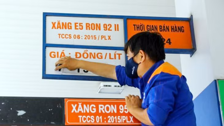 Nhân viên một cây xăng ở quận 1, TP HCM thay bảng giá bán lẻ