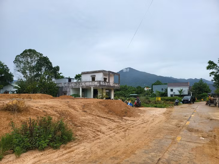 Nguyên nhân là do các hộ dân không chịu di dời, bàn giao mặt bằng dù đã nhận các khoản đền bù, nhận đất tái định cư