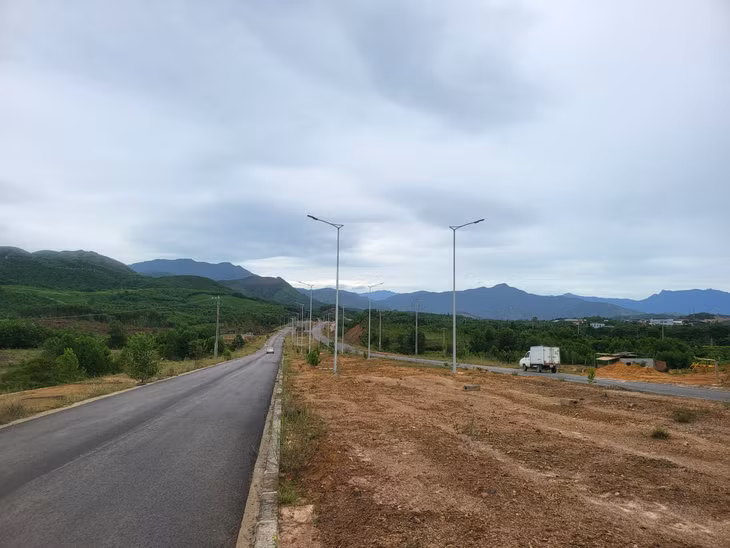 Ở một số đoạn tuyến, công đoạn thảm bê tông nhựa lớp 2 đã được tiến hành