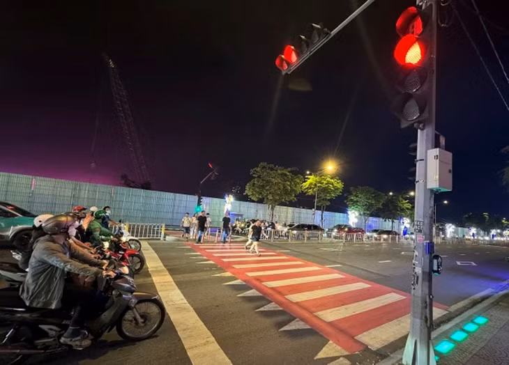 Đèn được bật xanh để người đi bộ sang đường