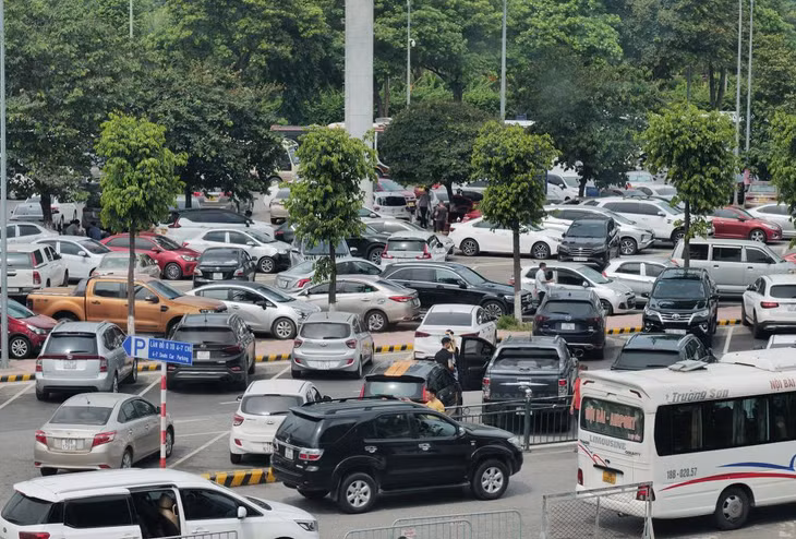 Bãi đỗ xe trước nhà ga T1 đông đúc