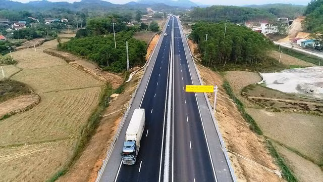 Các tuyến cao tốc được phân chia thành các dự án thành phần và phân cấp cho UBND cấp tỉnh làm cơ quan chủ quản theo địa giới hành chính.